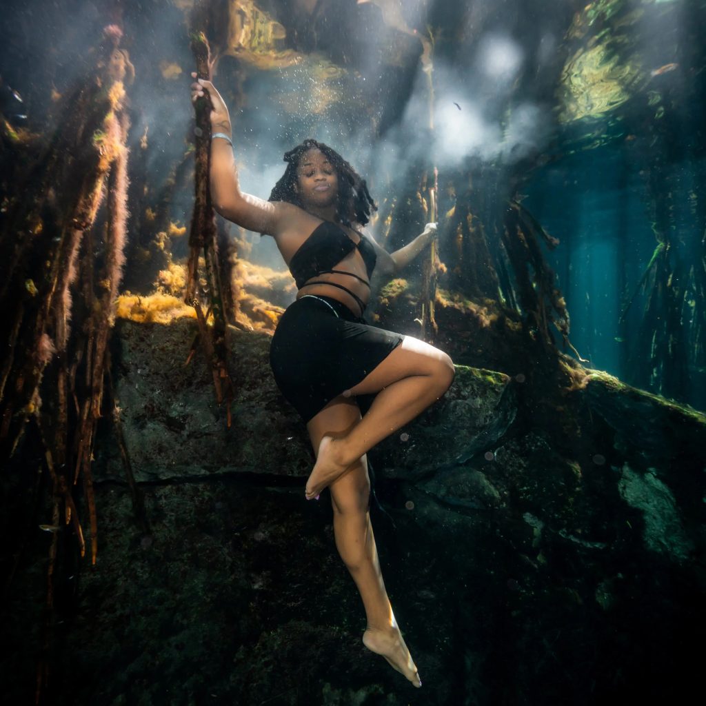 Underwater maternity portraits: serene, artistic and unforgettable moments Underwater maternity portraits: serene, artistic and unforgettable moments