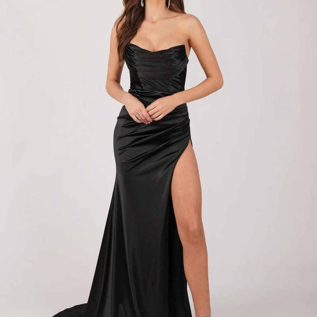 Elegant Slim Silhouette Wedding Gowns for Your Day Elegant Slim Silhouette Wedding Gowns for Your Day