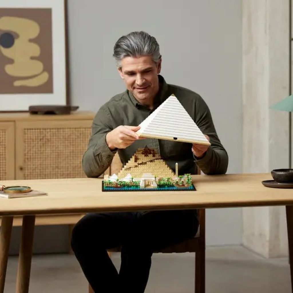 Creative Brick-Inspired Tote Bags for Fans and Collectors