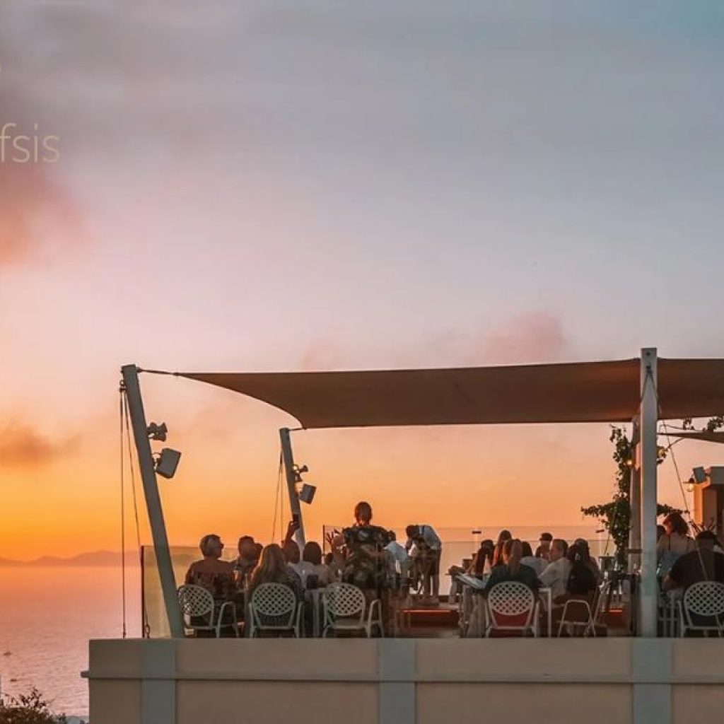 Sip, savor, and watch the sunset in Santorini’s famed Oia bars Sip, savor, and watch the sunset in Santorini’s famed Oia bars